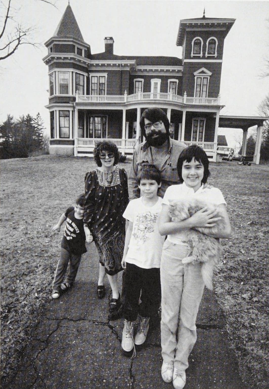 Con la familia frente a su mansión en Bangor, Maine.