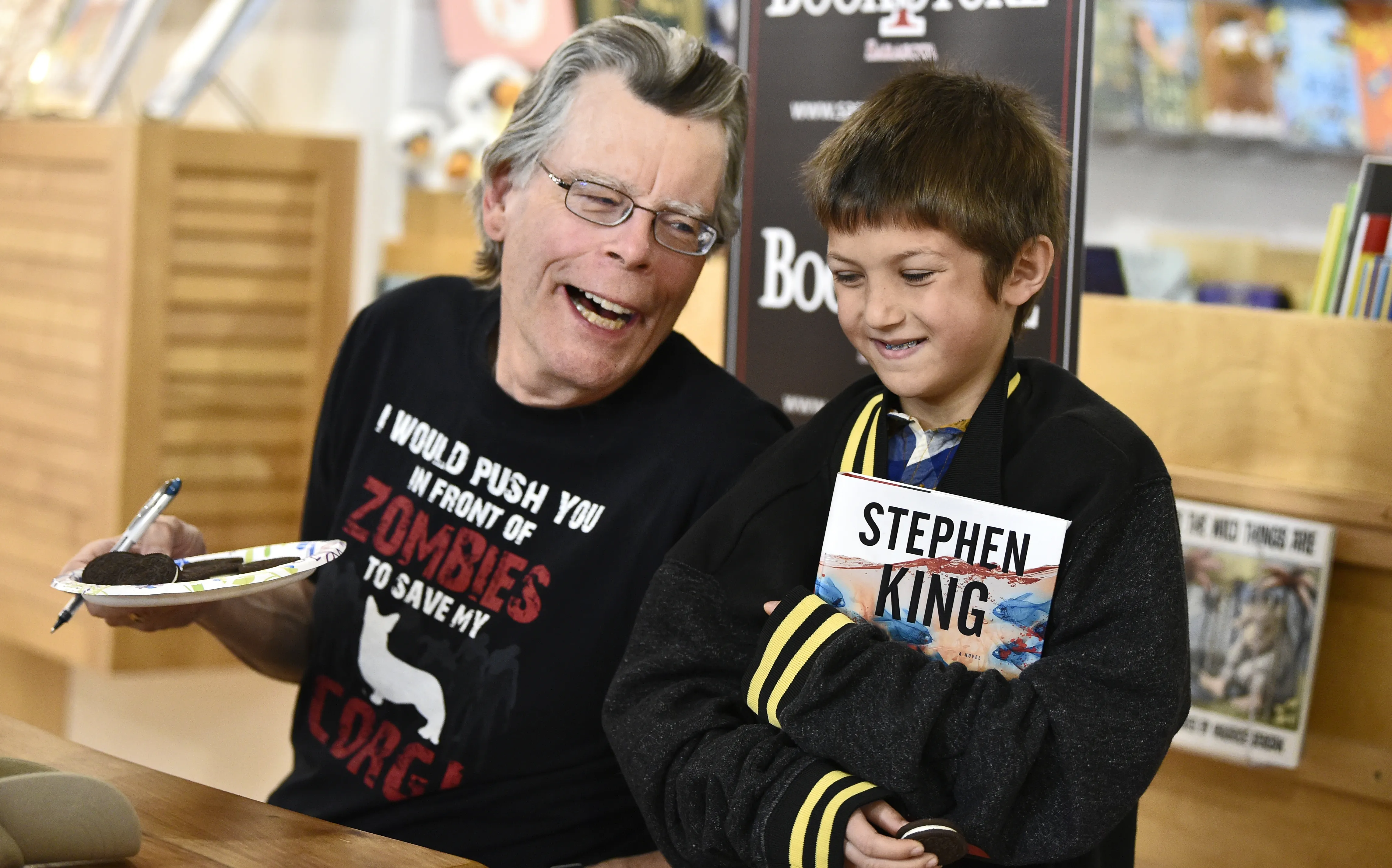 Stephen King comparte unas Oreo con Dallis Bernabi, de 10 años, durante una sesión de firmas en una librería de Sarasota, Florida.