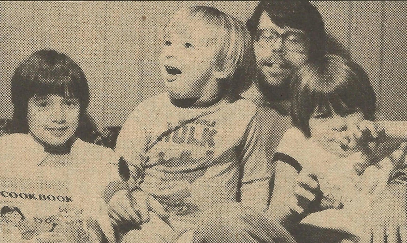 Stephen King con sus tres hijos.