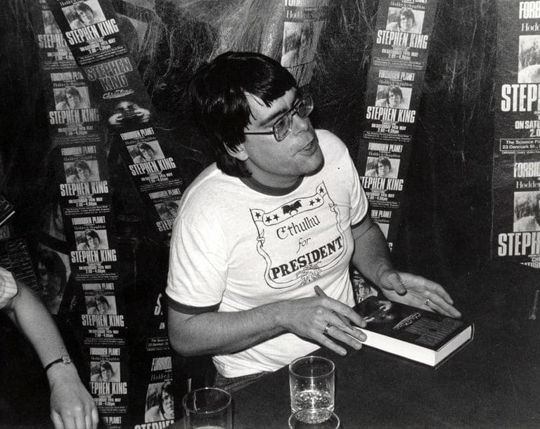 Stephen King firmando ejemplares de <i>Christine</i> en la tienda Forbidden Planet de Londres.